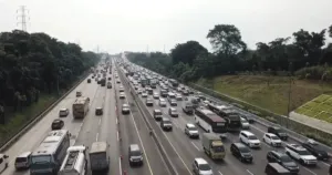 Tol Japek Padat, Contraflow Diperluas Jadi 3 Lajur ke Arah Cikampek 5 Tol Japek Padat, Contraflow Diperluas Jadi 3 Lajur ke Arah Cikampek