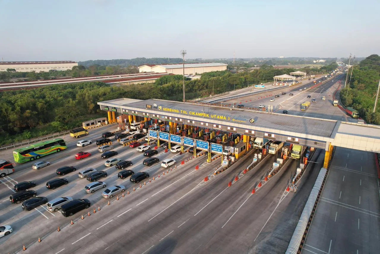 Arus Mudik Belum Surut, Contraflow Tol Japek Diperpanjang hingga KM 70 di H+1 Lebaran 1 Arus Mudik Belum Surut, Contraflow Tol Japek Diperpanjang hingga KM 70 di H+1 Lebaran