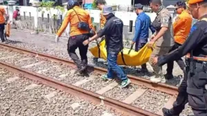 Pria di Cibinong Tewas Tertabrak Kereta, Polisi Duga Bunuh Diri karena Terlilit Utang 8 Pria di Cibinong Tewas Tertabrak Kereta, Polisi Duga Bunuh Diri karena Terlilit Utang