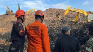 Detik-detik Mencekam Longsor Gunung Sampah di Bantargebang Tewaskan 3 Orang 8 Detik-detik Mencekam Longsor Gunung Sampah di Bantargebang Tewaskan 3 Orang