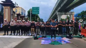 Momen Aksi Damai, Mahasiswa Uhamka dan Polisi Salat Asar Bersama di Depan Mabes Polri 3 Momen Aksi Damai, Mahasiswa Uhamka dan Polisi Salat Asar Bersama di Depan Mabes Polri