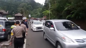 Arus Balik H+3 Lebaran, Jalur Puncak–Cianjur Padat, Antrean Sempat 18 Km 5 Arus Balik H+3 Lebaran, Jalur Puncak–Cianjur Padat, Antrean Sempat 18 Km