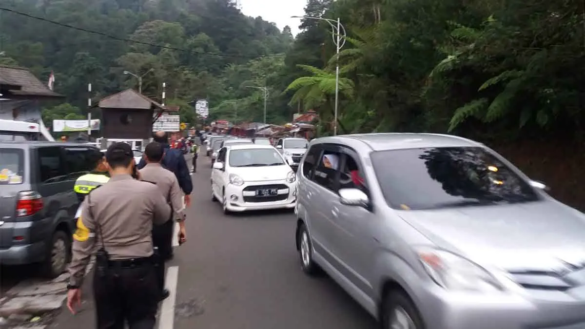 Arus Balik H+3 Lebaran, Jalur Puncak–Cianjur Padat, Antrean Sempat 18 Km 1 Arus Balik H+3 Lebaran, Jalur Puncak–Cianjur Padat, Antrean Sempat 18 Km