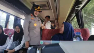 Momen Haru Mudik Gratis di Bekasi! 150 Warga Pulang Kampung Naik 3 Bus
