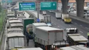 Mulai 13 Maret, Truk Sumbu 3 Dilarang Melintas di Tol