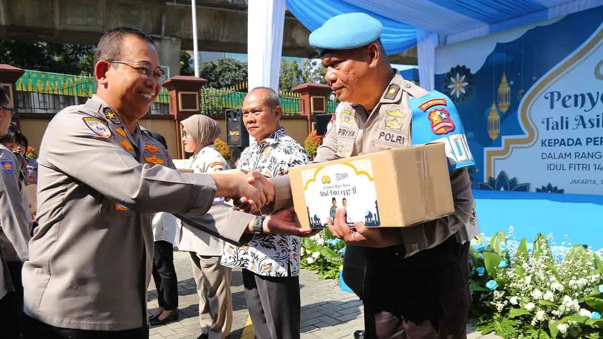 Kapolri Bagikan Puluhan Ribu Paket Sembako untuk Anggota Polri 2 Untitled 5 9