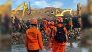 Longsor Sampah di TPST Bantargebang Tewaskan 3 Orang, Truk dan Warung Tertimbun