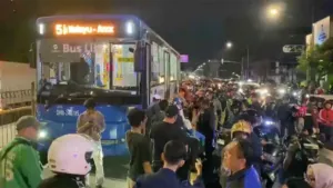 Nekat Salip di Jalur Busway, Remaja Terlindas Bus TransJakarta, Satu Tewas