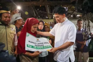 Serahkan Bantuan Renovasi Rumah Rp25 Juta, Wagub Banten: Jangan Dibelikan Sepeda Motor 7 Serahkan Bantuan Renovasi Rumah Rp25 Juta, Wagub Banten: Jangan Dibelikan Sepeda Motor