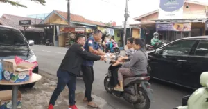 Tingkatkan Toleransi Beragama, Kantor Hukum Ramuddin Bagariang Bagikan 1.000 Takjil di Depok
