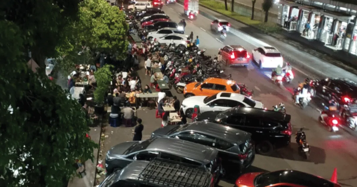 Meski Sudah Diperingatkan, Pedagang di Cawang Nekat Kuasai Bahu Jalan 2 cawang pkl