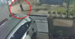 Heboh! Lansia Disiram Air Keras saat Subuh di Bekasi, Pelaku Terekam CCTV 9 Heboh! Lansia Disiram Air Keras saat Subuh di Bekasi, Pelaku Terekam CCTV