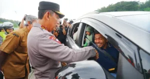 Tinjau Tol Kalikangkung, Kapolri Pastikan Rekayasa Lalin dan Layanan Mudik Maksimal 1 Tinjau Tol Kalikangkung, Kapolri Pastikan Rekayasa Lalin dan Layanan Mudik Maksimal