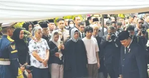 Prabowo Pimpin Pemakaman Militer Wapres ke-6 Try Sutrisno di TMP Kalibata, Sejumlah Tokoh Nasional Hadir