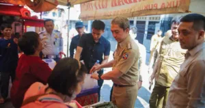 Dugaan Oknum Bekingi PKL di Bogor, Wali Kota Minta Polisi dan TNI Bertindak 2 Dugaan Oknum Bekingi PKL di Bogor, Wali Kota Minta Polisi dan TNI Bertindak