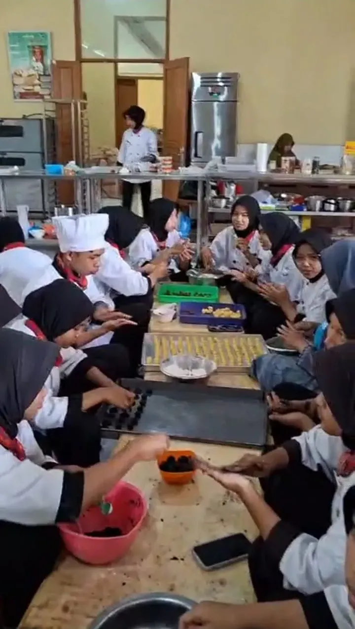 Didukung Bogasari, TEFA SMKN 3 Sukabumi Produksi 3.124 Toples Kue Lebaran, Libatkan Siswa SLB 2 Bogasari e1775707520582