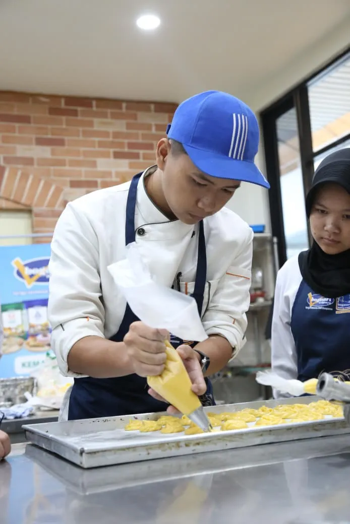Didukung Bogasari, TEFA SMKN 3 Sukabumi Produksi 3.124 Toples Kue Lebaran, Libatkan Siswa SLB 3 Bogasari3
