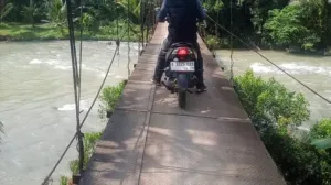 Jembatan Gantung Barunai–Mekarsari Nyaris Putus, Warga Lebak Tetap Nekat Melintas 3 Jembatan Gantung Barunai–Mekarsari Nyaris Putus, Warga Lebak Tetap Nekat Melintas