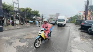Jalan KH Ma’mun Nawawi Diperbaiki, Polisi Imbau Warga Gunakan Jalur Alternatif