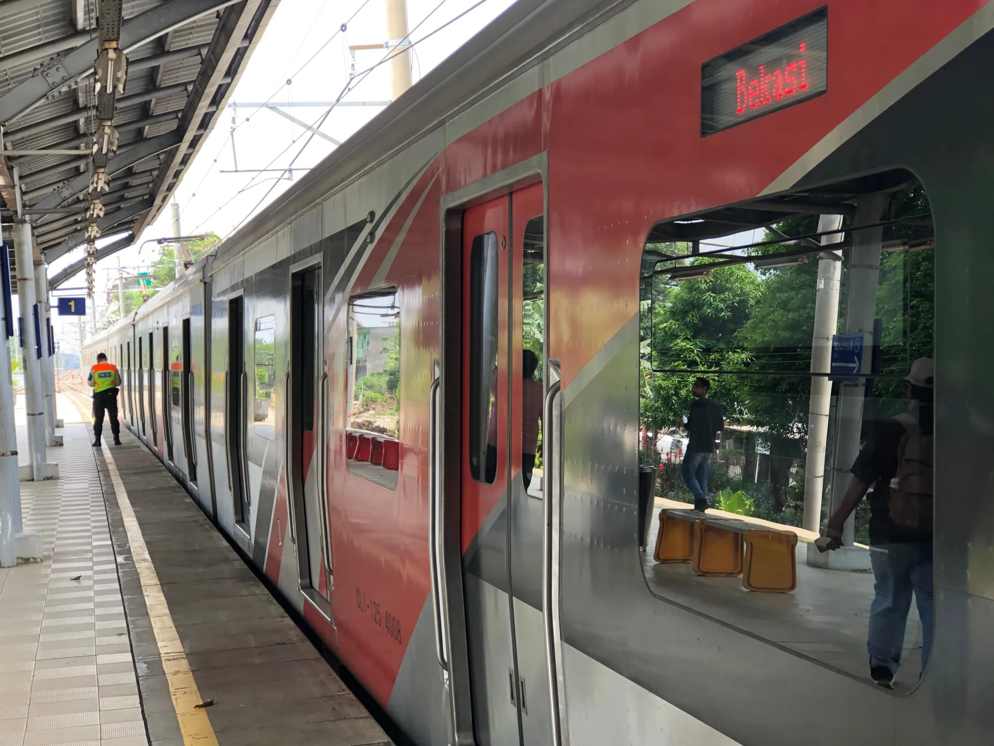 KRL Cikarang Kembali Normal, Stasiun Bekasi Timur Perlahan Bangkit dari Duka 2 KRL Cikarang2