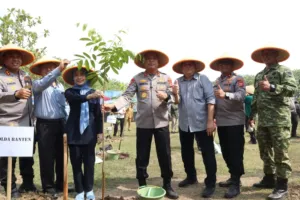 Kapolda Banten dan Bupati Serang Tanam 3.000 Pohon, Dorong Gerakan Indonesia Asri 7 Kapolda Banten dan Bupati Serang Tanam 3.000 Pohon, Dorong Gerakan Indonesia Asri