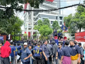 Ratusan Massa NasDem Geruduk Kantor Tempo, Tuntut Permintaan Maaf Terbuka