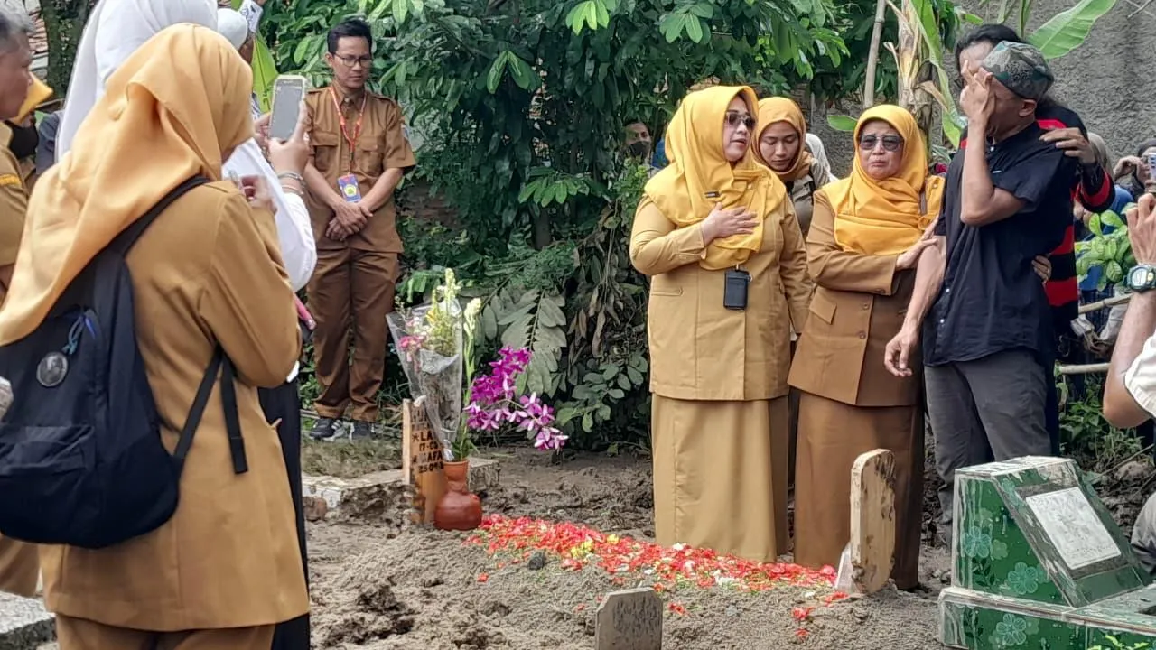 Kisah Pilu Guru Muda Lulusan S2 UNJ, Tewas dalam Tragedi Tabrakan Kereta di Bekasi Timur 2 Nurlaela2