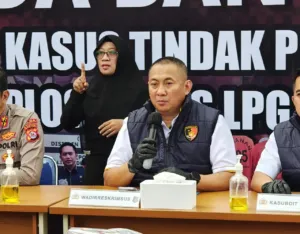 Polda Banten Bongkar Praktik Oplos LPG 3 Kg ke 12 Kg di Lebak, Tiga Pelaku Ditangkap 3 Polda Banten Bongkar Praktik Oplos LPG 3 Kg ke 12 Kg di Lebak, Tiga Pelaku Ditangkap