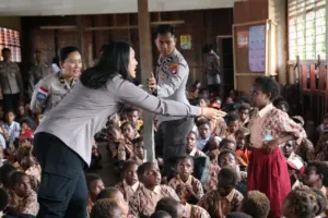 Satgas Damai Cartenz Turun ke Sekolah, Bawa Keceriaan dan Edukasi untuk Anak Papua 1 Satgas Damai Cartenz Turun ke Sekolah, Bawa Keceriaan dan Edukasi untuk Anak Papua