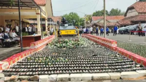 15 Ribu Botol Miras Ilegal Dimusnahkan, Polresta Serang Kirim Sinyal Keras