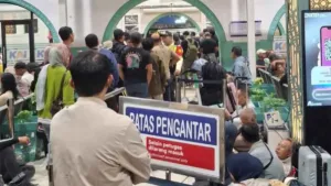 Ribuan Penumpang Menumpuk di Senen, Imbas Kecelakaan Kereta di Bekasi Timur