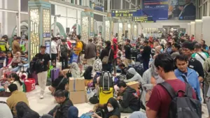 Penumpang Keluhkan Minim Informasi, Keberangkatan Kereta di Pasar Senen Molor Berjam-jam
