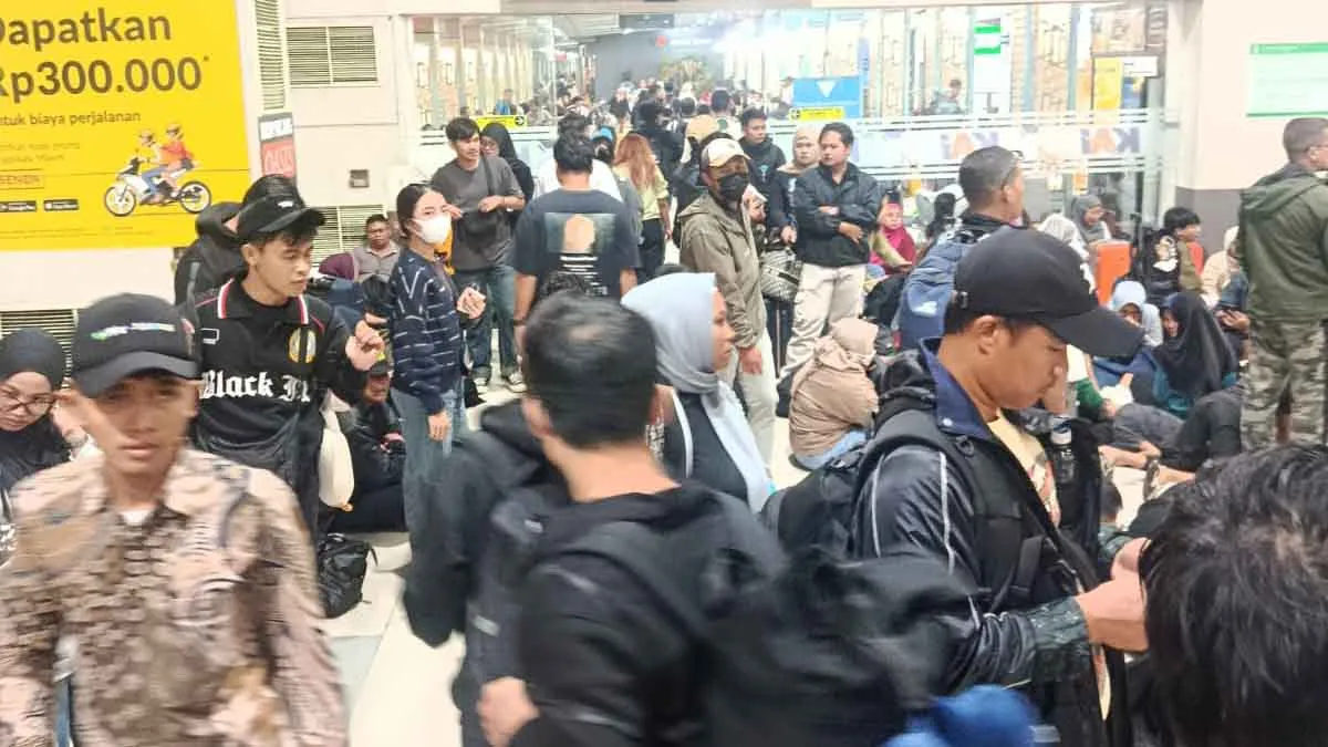 Penumpang Keluhkan Minim Informasi, Keberangkatan Kereta di Pasar Senen Molor Berjam-jam 2 Untitled 18 11