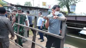 Foto Bupati Tangerang Moch. Maesyal Rasyid Turun Gunung dan Mengangkat Langsung Puing – Puing Bangli Sungai Cirarab