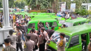 Angkot Kabupaten Bikin Macet Kota Bogor, Didie Rachim Desak Moratorium 6 Angkot Kabupaten Bikin Macet Kota Bogor, Didie Rachim Desak Moratorium