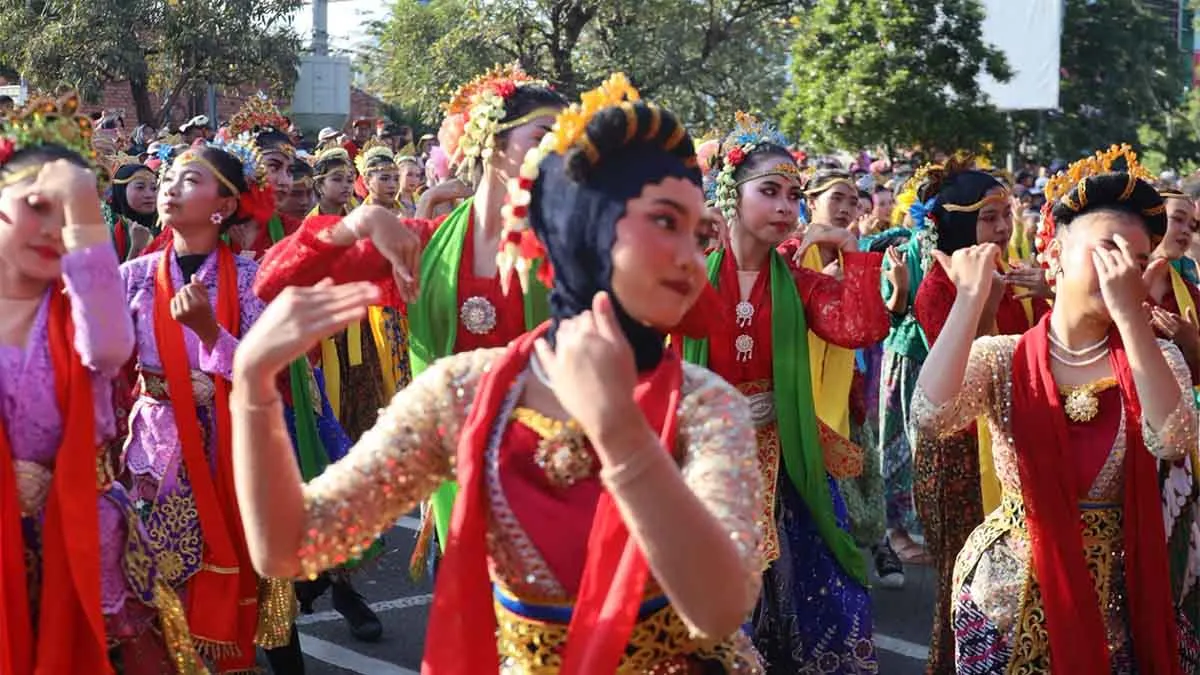 CFD Bekasi Mendadak Jadi Lautan Penari, Aksi Ronggeng Nyentrik Bikin Warga Terpukau 3 Untitled 27 6