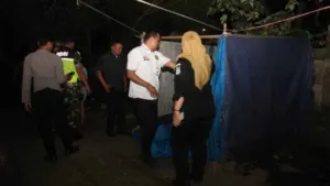 Satpol PP Kota Tangerang Gelar Operasi Penertiban Alkohol dan Prostitusi di Pasar Induk Tanah Tinggi 5 Satpol PP Kota Tangerang Gelar Operasi Penertiban Alkohol dan Prostitusi di Pasar Induk Tanah Tinggi