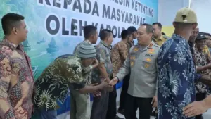 Genjot Ekonomi Pesisir, Kapolda Riau Bagikan 20 Mesin Ketinting di Meranti