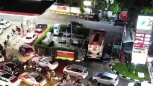 Isu BBM Naik Picu Antrean Panjang di SPBU Bogor, Warga Panik Isi Bensin