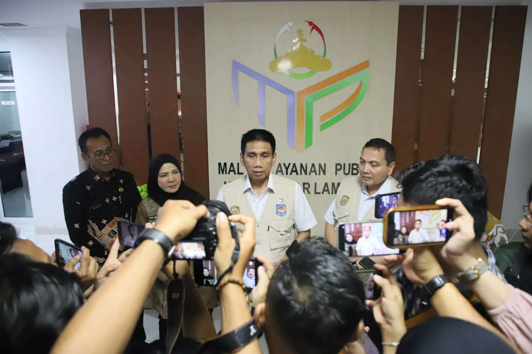 Wamendagri Pantau Implementasi WFH ASN di Lampung, Layanan Publik Dipastikan Tetap Optimal 1 Wamendagri Pantau Implementasi WFH ASN di Lampung, Layanan Publik Dipastikan Tetap Optimal