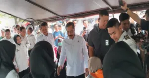Dipanggil “Pak Agus” di Tengah Warga, Menteri Agus Andrianto Langsung Menjawab: “Iya Bu!”