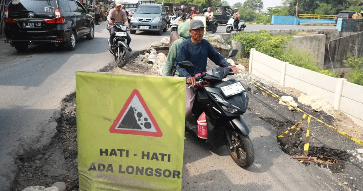 Jalan CBL di Cibitung Bekasi Amblas di Tiga Titik, Ini Penyebabnya 2 bekasi 1