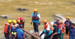 1 Ton Sampah Diangkat dari Ciliwung Saat Aksi Hari Bumi di Bogor