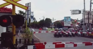 Usai Tragedi Bekasi, Pemerintah Kucurkan Rp4 Triliun untuk Benahi 1.800 Perlintasan Kereta 6 Usai Tragedi Bekasi, Pemerintah Kucurkan Rp4 Triliun untuk Benahi 1.800 Perlintasan Kereta