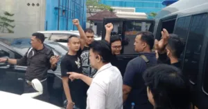 PN Serang Diserbu Mahasiswa, Sidang Perdana Kasus Pembakaran Pos Polisi Digelar 9 PN Serang Diserbu Mahasiswa, Sidang Perdana Kasus Pembakaran Pos Polisi Digelar