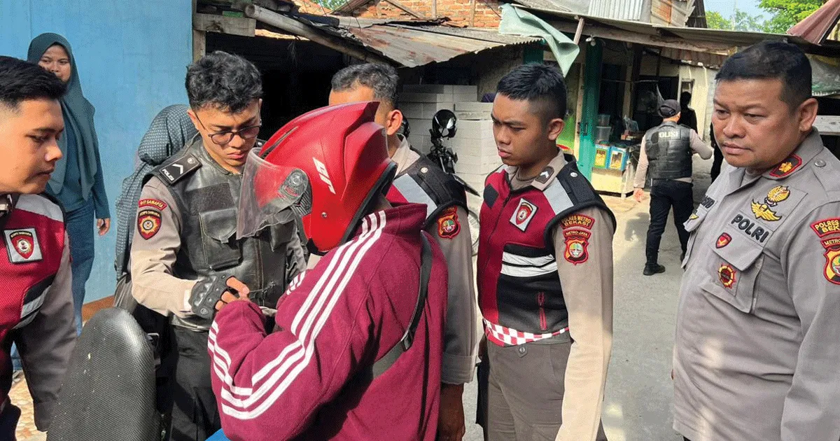 Kampung Tramadol di Cikarang Digerebek Lagi, Ratusan Obat Keras Disita 1 Kampung Tramadol di Cikarang Digerebek Lagi, Ratusan Obat Keras Disita