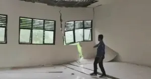 Dua Kelas SDN Kutakarang 3 Pandeglang Ambruk, 26 Siswa Terpaksa Belajar di Dapur