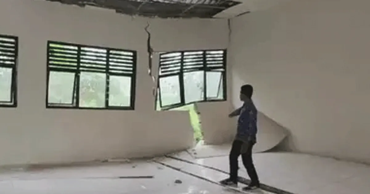 Dua Kelas SDN Kutakarang 3 Pandeglang Ambruk, 26 Siswa Terpaksa Belajar di Dapur 1 Dua Kelas SDN Kutakarang 3 Pandeglang Ambruk, 26 Siswa Terpaksa Belajar di Dapur