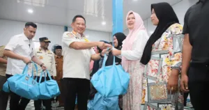 Tito Karnavian Salurkan Bantuan Bagi Penyintas Bencana di Aceh