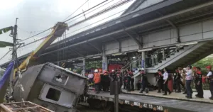 KRL Ditargetkan Normal Hari Ini, AHY Kawal Evakuasi di Stasiun Bekasi Timur